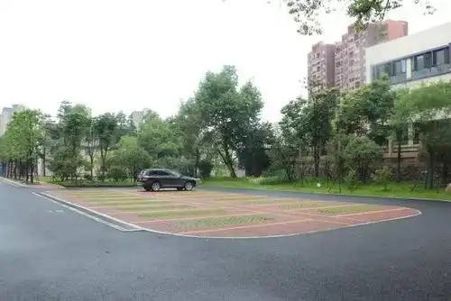 生态停车场线性排水沟和雨水花园500方的调蓄池在降雨的时候,通过压力