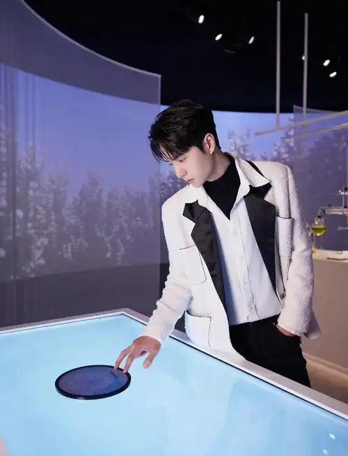 王一博未曝光库存照白衬衫黑j12的幕后花絮