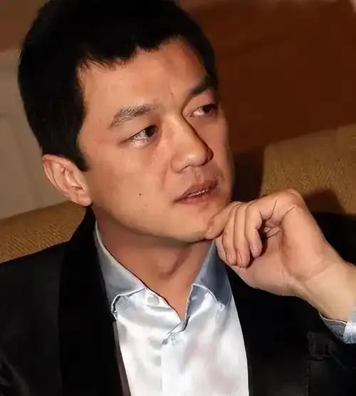 李亚鹏在云南泼水节玩嗨了,街头奔跑形象全无,网友:债还完了?