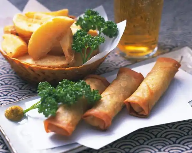 一杯,薯条,春卷,菜肴,美食,玻璃制品,酒,食物,饮料,排列,酒杯,啤酒杯