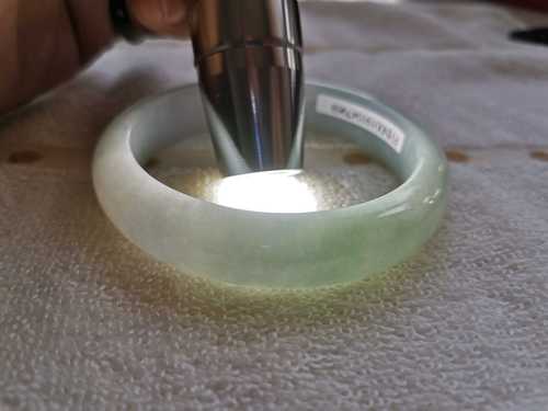 a货糯种牛奶晴绿底翡翠手镯59圈细糯漂亮