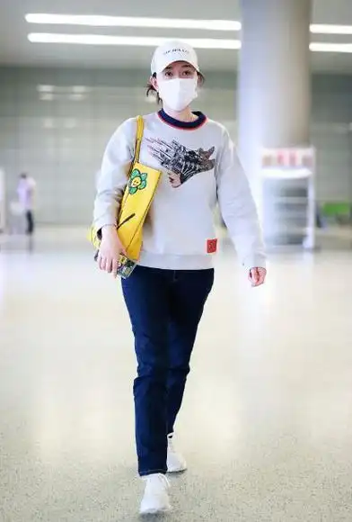 李小冉低调走机场,穿一袭灰色卫衣没什么明星架子,看着挺亲切|圆领
