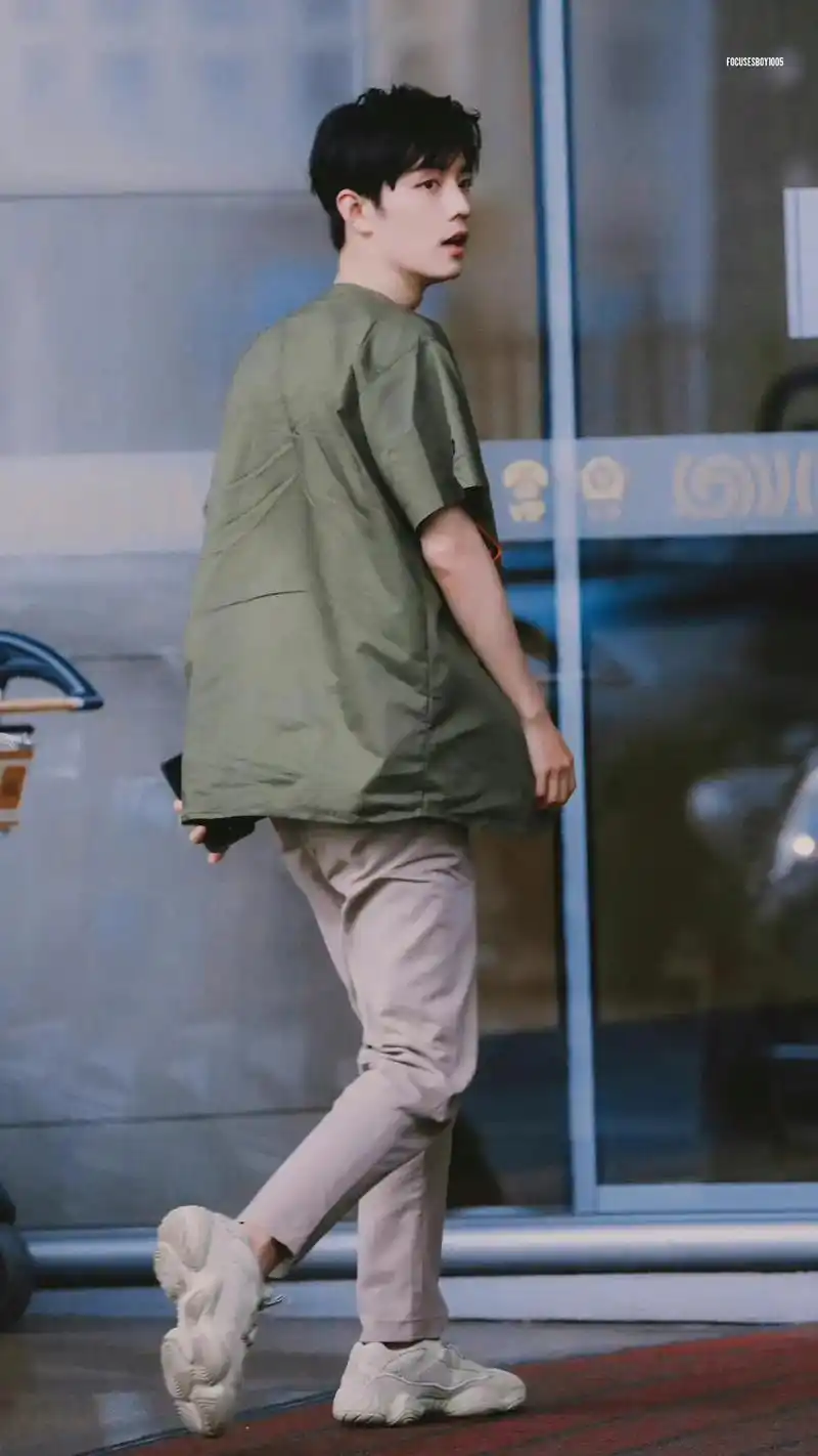 肖战 肖战这个转身回眸挥手,有没有让你一眼如迷!这有的肖 - 遏音