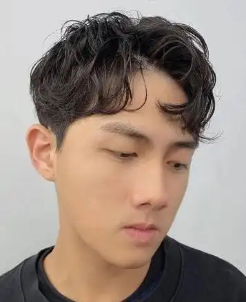 男生纹理烫短发发型 让你帅气值翻倍