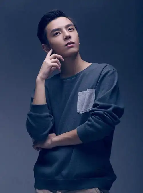 男生三七分长鬓角露额头发型图片温文尔雅