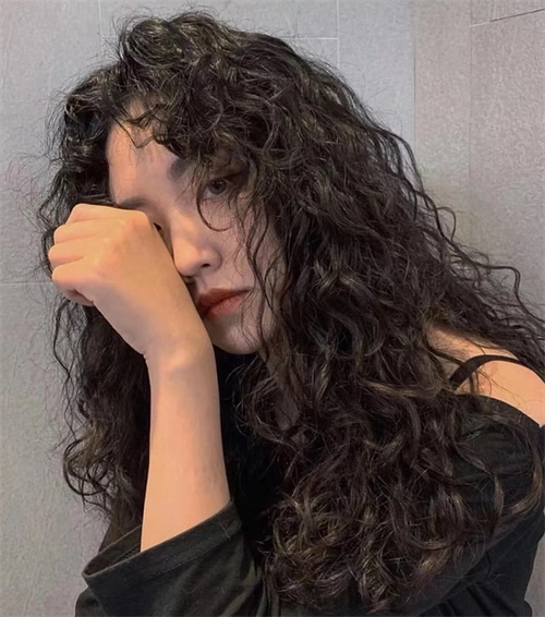 慵懒感泡面卷发型 减龄瘦脸不限身高_女生卷发 - 美发站