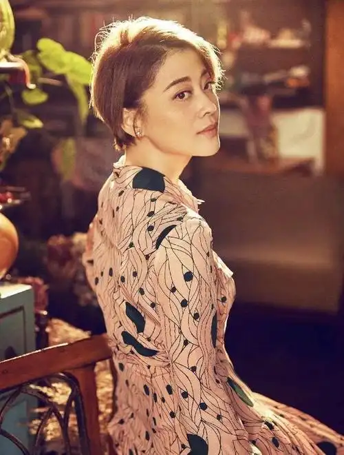 48岁梅婷新剪了波波头年轻10岁,穿毛衣 阔腿裤,美得像换了个人