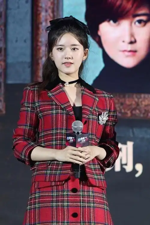 赵露思的"肉肉脸"好显嫩,身穿格子套装挺有少女感,生图都很美