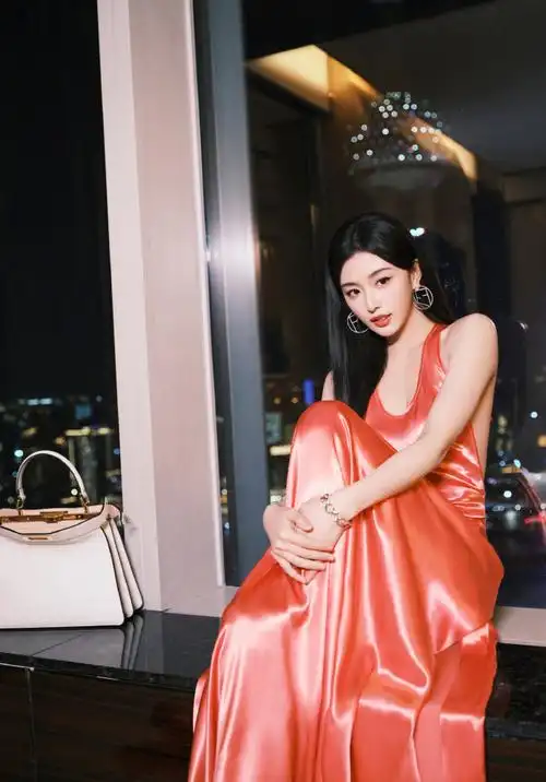 孔雪儿粉色露背裙##孔雪儿露背缎面长裙