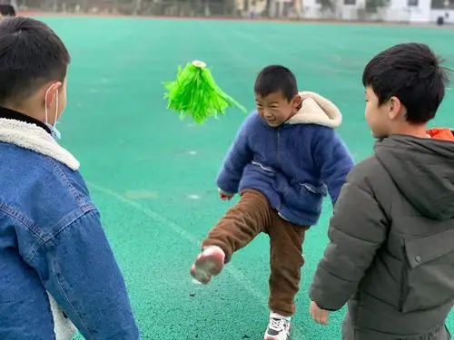 实验小学附属幼儿园大五班[我们爱运动]—民间游戏踢毽子
