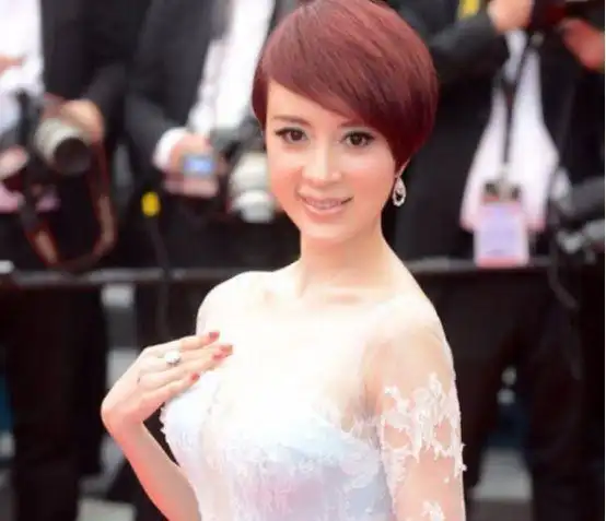 金巧巧近照被吐槽惊悚化大浓妆瞪大眼表情夸张像恐怖片