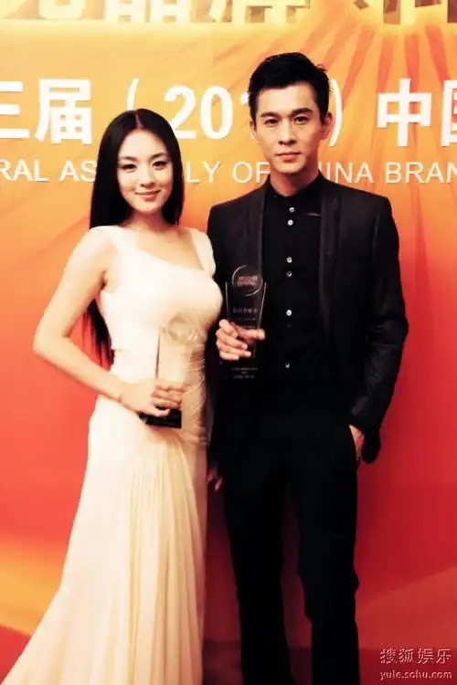 王晓晨"女神范"亮相盛典 获品牌传播新锐奖