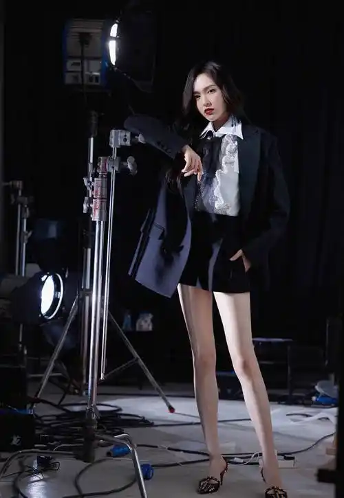 唐嫣的筷子腿从未让人失望过,又直又长,美的不可方物_短裤_身材_女生