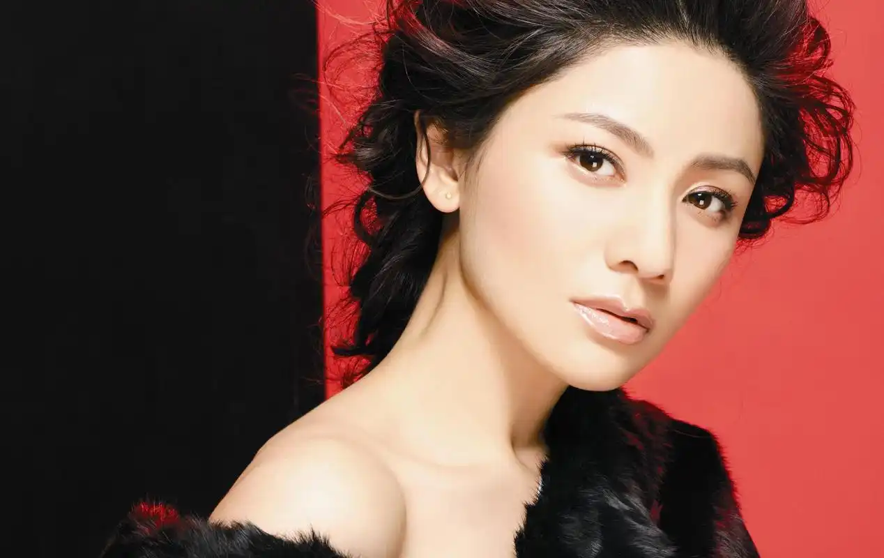 p>胡可,1975年12月1日出生于浙江省嘉兴市,中国内地女演员,主持人.