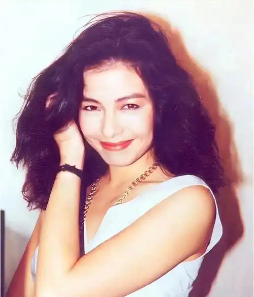 钟楚红:颠倒众生之美,性感却不媚俗!如今64岁依旧优雅动人