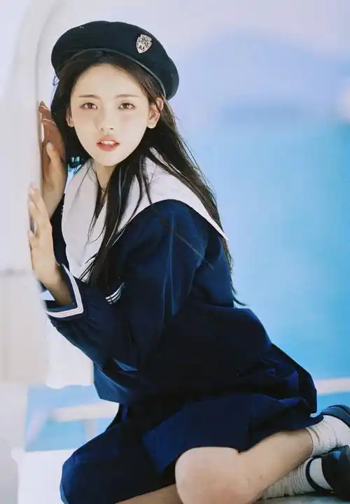 杨超越唯美海军风写真,身穿蓝色水手服,一张初恋脸模样清纯气质_美颜