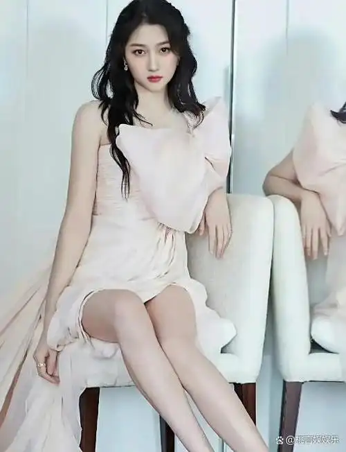 粉丝们的热议和赞美关晓彤的黑丝美腿不仅仅是她个人的骄傲,更是她