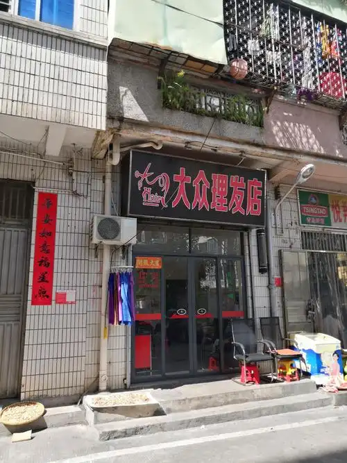 2.建山里大众理发店前路面有烟蒂,牙签,竹签及纸屑.14:47(已上报)