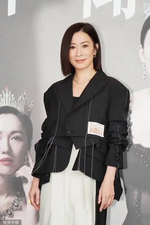 佘诗曼短发造型知性干练和李施嬅等人亮相活动