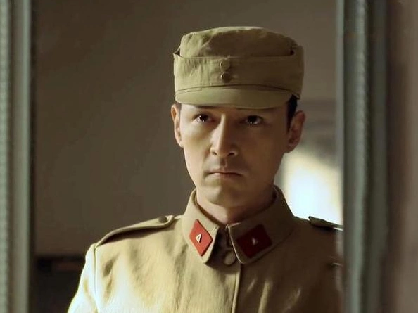 胡歌穿军装眼神坚毅陈伟霆和张若昀穿出文艺范