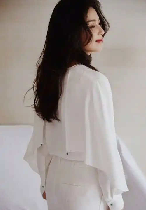 刘涛白色套装优雅生活照写真_短发_长裤_同色系