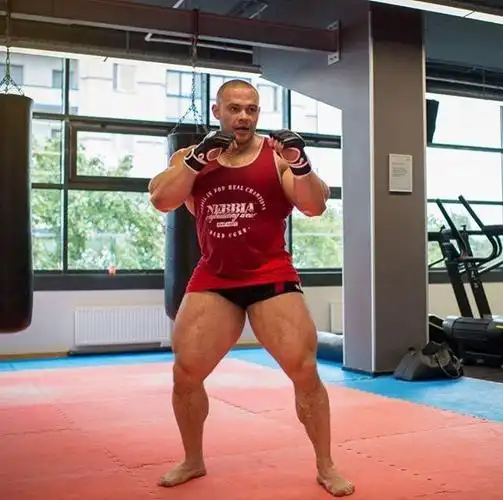 20岁肌肉巨兽被誉为健美圈神童,爱格斗训练力量爆发力灵活性十足!