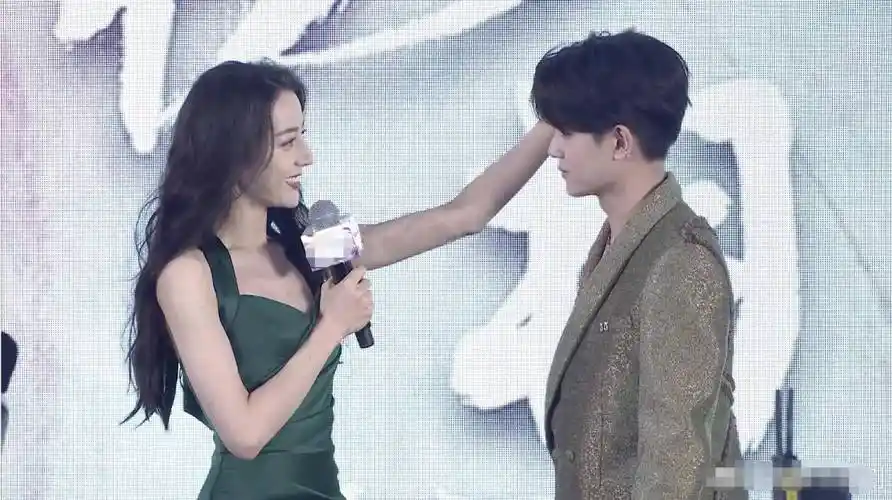 迪丽热巴亮相发布会,与任嘉伦同框上演摸头杀,新穿搭又抢镜头_新剧