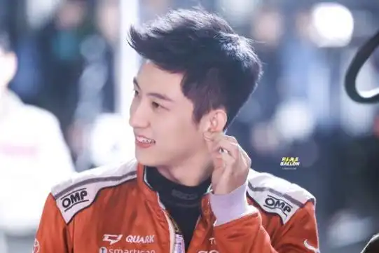 黄景瑜出道前旧照拎包坐地铁被偷拍网友长太帅到哪儿都吸睛