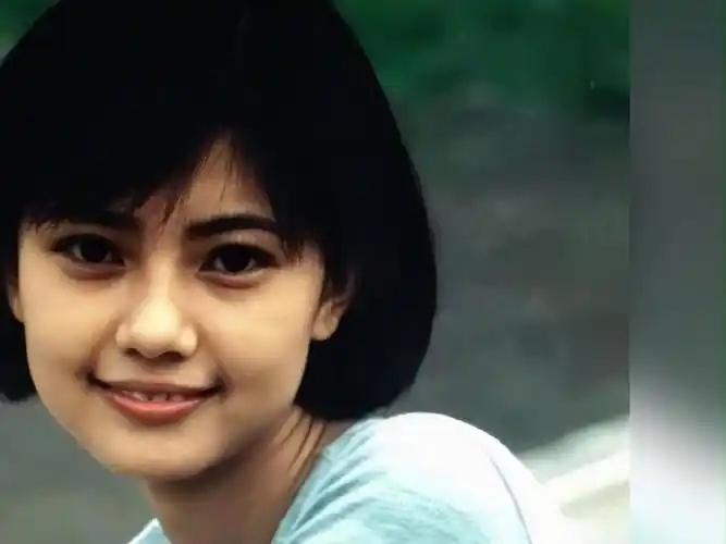 1996年高圆圆17岁时的一张照片,她留着清爽的短发,浑身散发出青春的