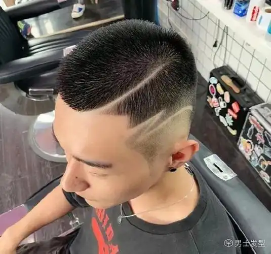 在寸头长度上,欧豪就一直以来喜欢三寸头,更短更利落的寸头使得欧豪