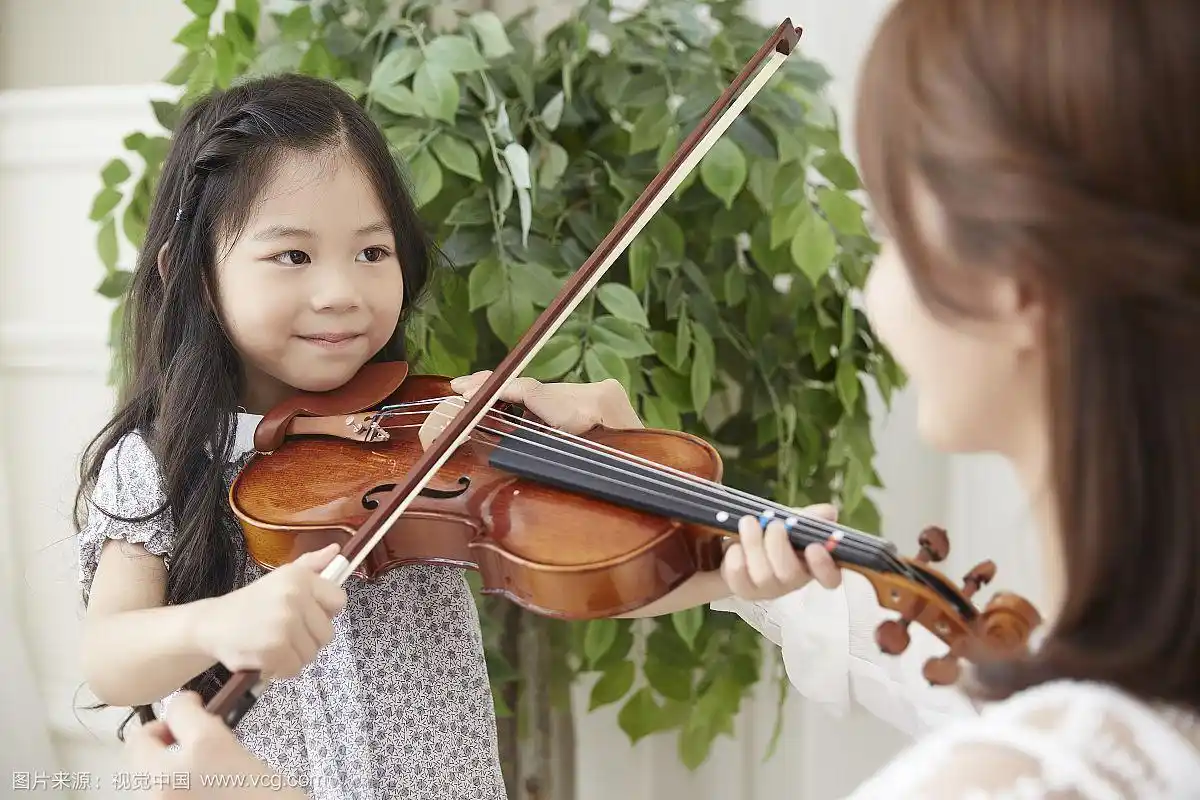 小女孩拉小提琴的照片