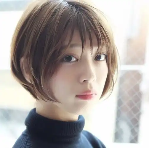 当然,在get这款齐耳短发时,最好还是考虑一下 染发,不然配上八字刘