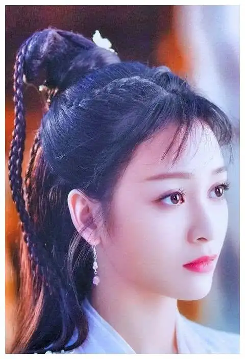 王一菲,是嘉行旗下的签约艺人,通过在《漂亮的李慧珍》中出演的韩雪而