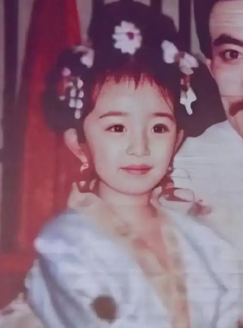 有种天生女明星叫杨幂童年照曝光脚上袜子是亮点