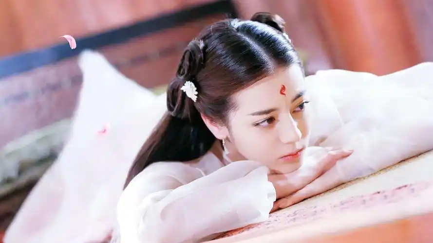 迪丽热巴长发白裙呆萌古风写真1152x864分辨率查看