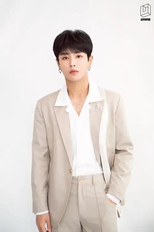 李汶翰# @unine_李汶翰 作为品牌挚友出席兰蔻品牌发布会,一身米色