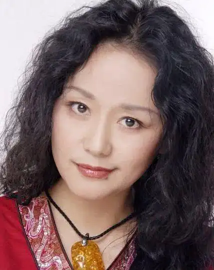 曾与聂远搭档演母子低调结婚生下一子如今65岁仍然气质优雅