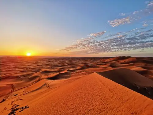 刹那间,太阳整个跳出了地平线,绚烂的阳光照亮了大地,也照亮了我. .