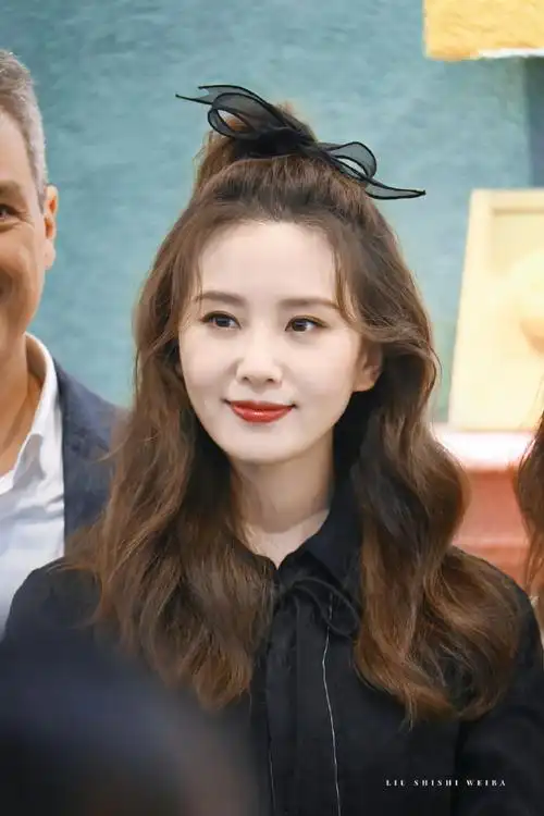 刘诗诗卷发高马尾