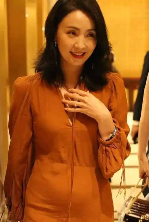 原创陶虹逃过中年发福一身长裙优雅知性眼角鱼尾纹暴露真实年龄