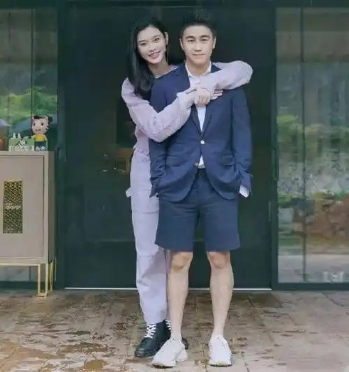 身高上也不般配,现在看,似乎女的也比男的肉眼高很多.