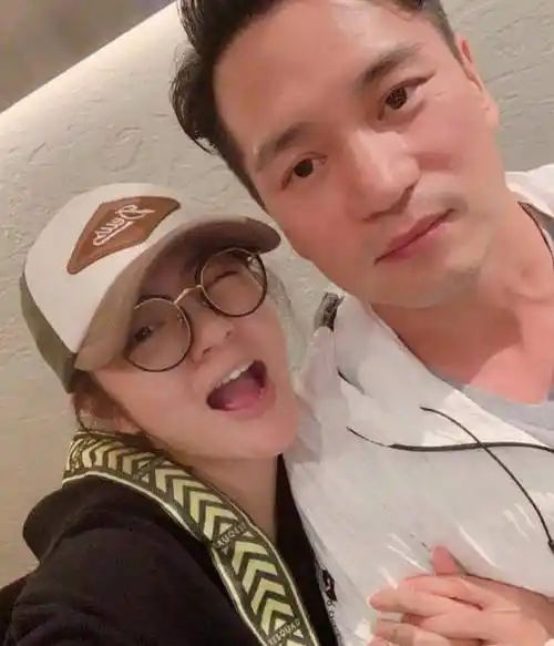 安以轩生日晒照,66睡觉了只好抱着儿子玩具拍照了,女神真调皮_林月如