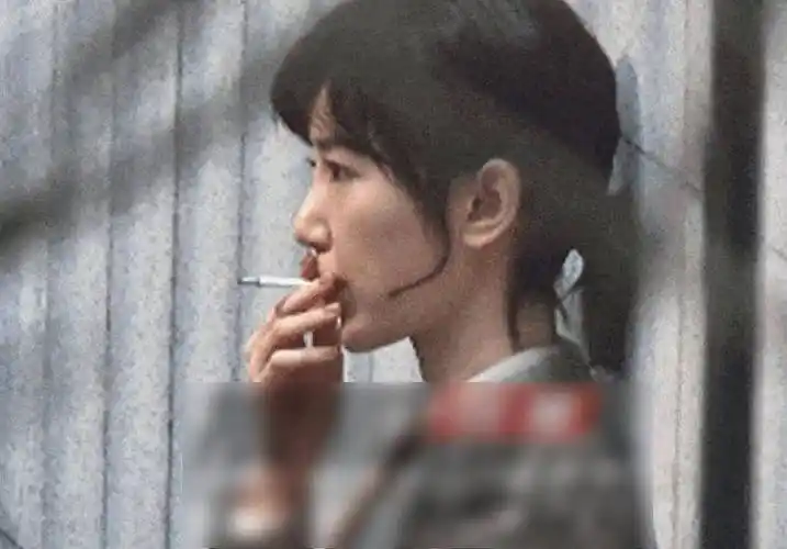 毛晓彤抽烟路透曝光,细看她的动作细节,私下是否抽烟一目了然_生活