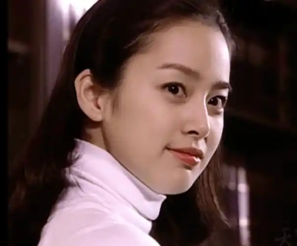 金泰熙的气质古典内敛,性格谦虚稳定,这种超凡脱俗的气质让她在众人中