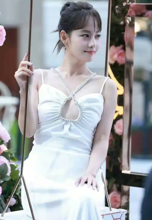 张嘉倪真是太美了他在白裙的胸口挖了一个洞,放了自己!