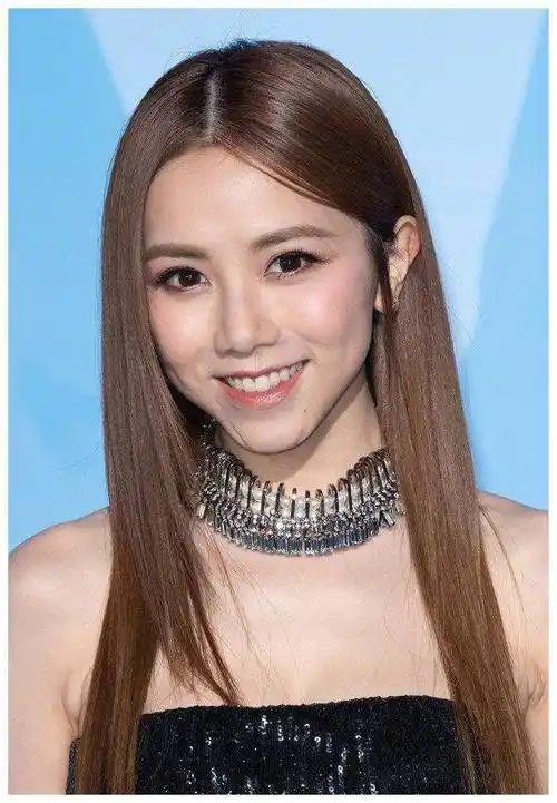 邓紫棋真敢穿,珍珠项链挂满"钥匙扣"配抹胸小黑裙,小酒窝太甜_黑色