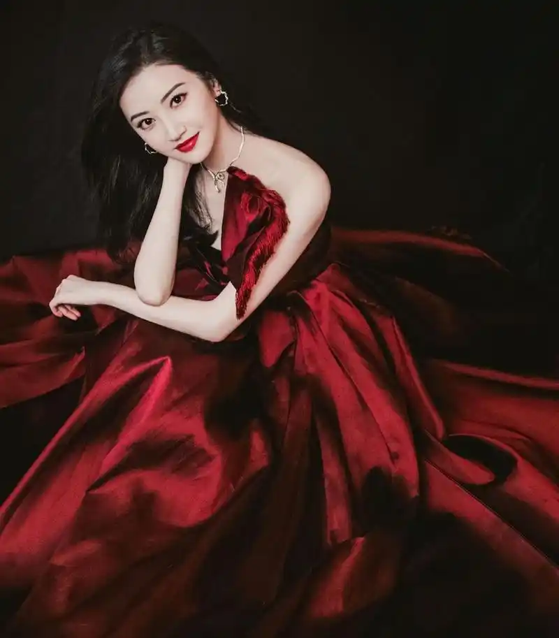 景甜大红裙彰显气质