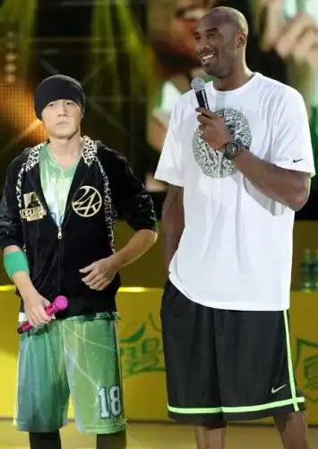 随后,周杰伦歌迷后援会晒出一组周杰伦与科比的昔日合影,照片中,虽然