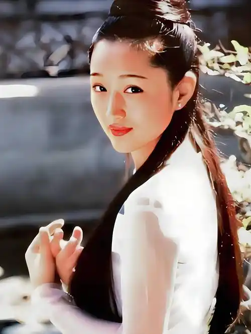 杨钰莹49岁真实容貌曝光,无美颜照片惊艳网友,令人难以置信!