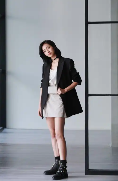 女演员万鹏自信性感灵动时尚写真